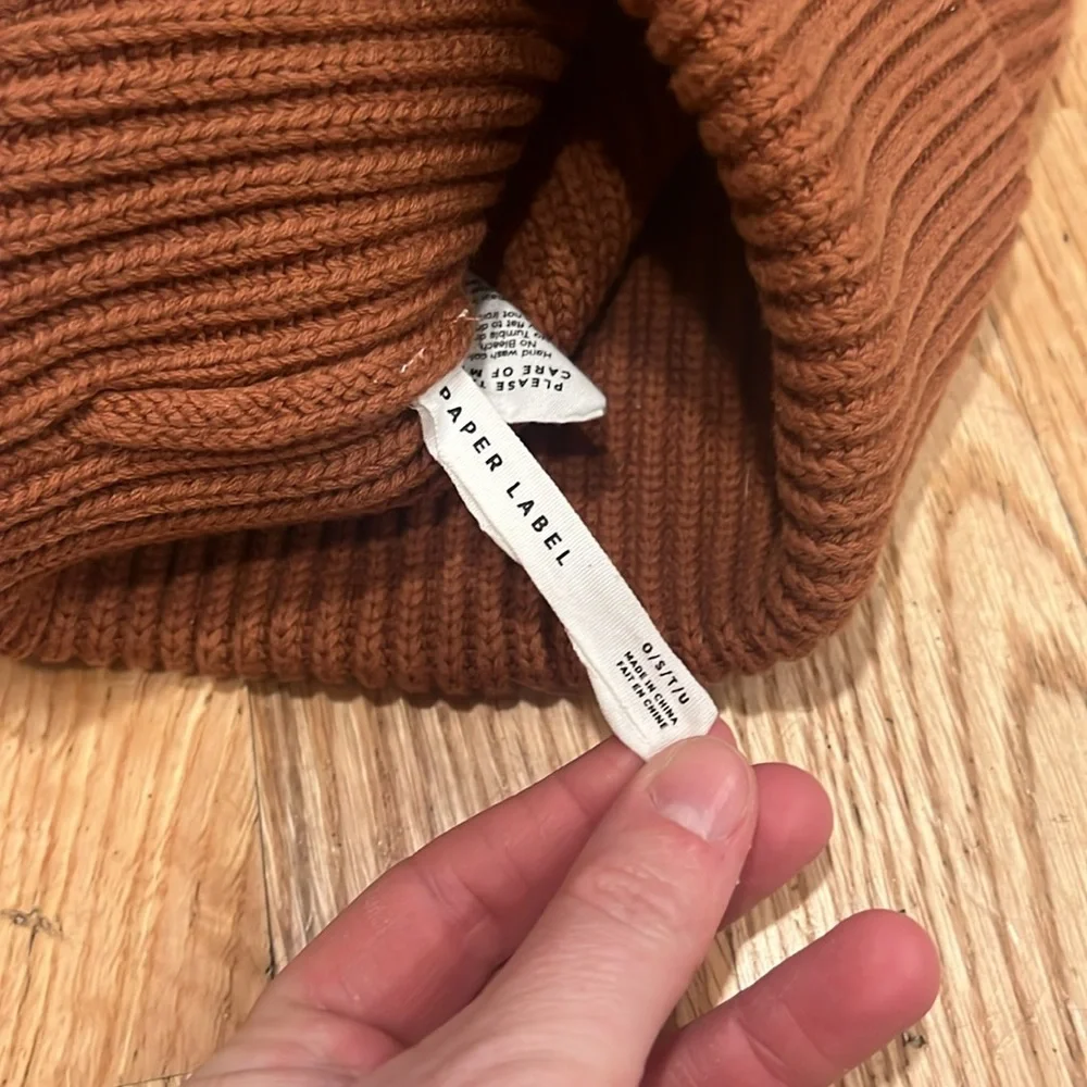 Two Paper Label beanies - Picture 7 of 7